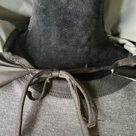 Vegas Dracula Halloween Cape - Picture 6 of 7